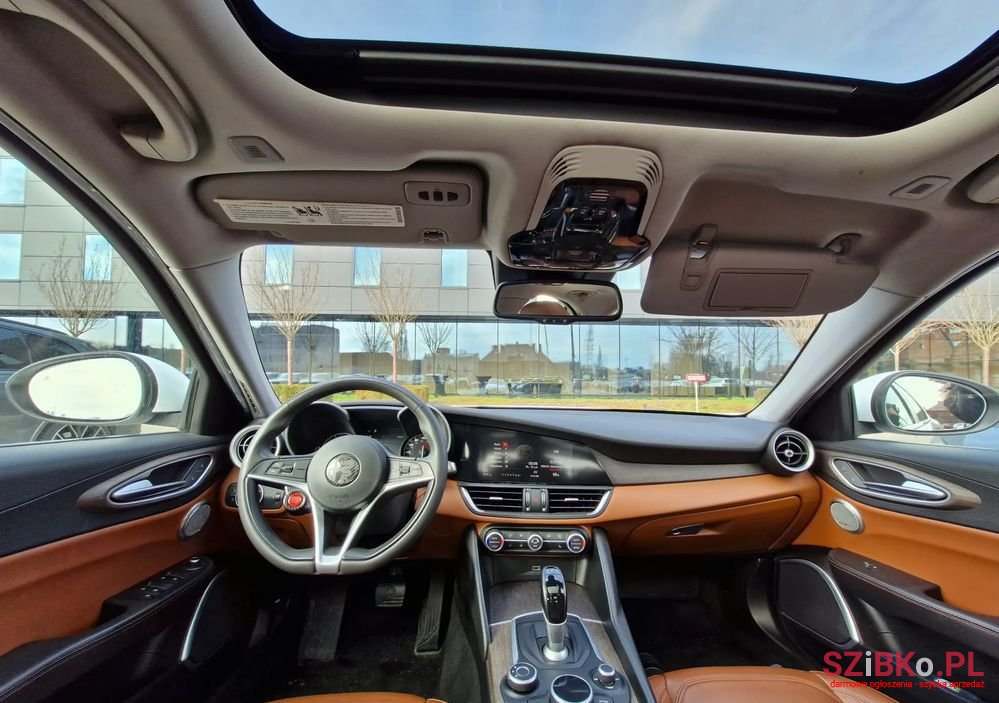 2019' Alfa Romeo Giulia photo #2