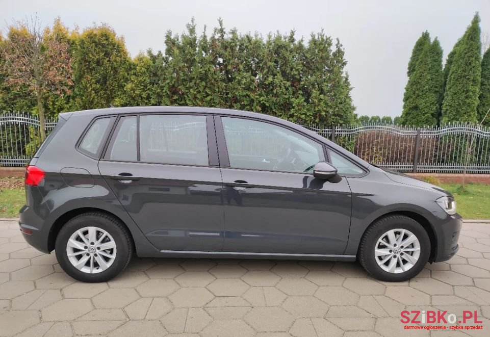 2017' Volkswagen Golf photo #2