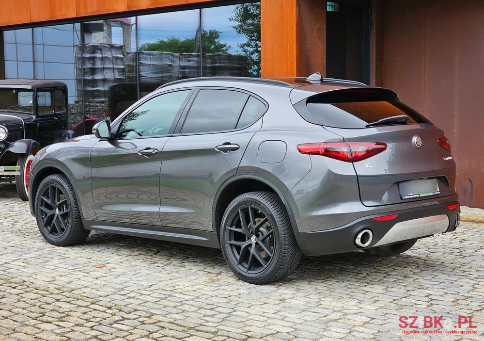 2018' Alfa Romeo Stelvio photo #3