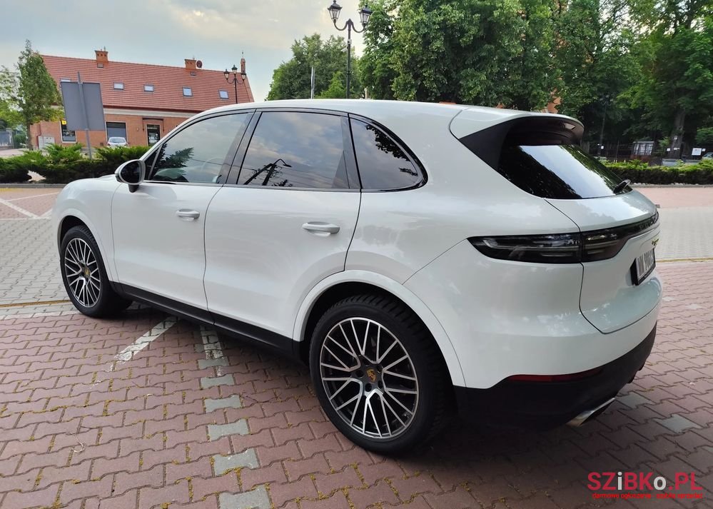 2022' Porsche Cayenne photo #3