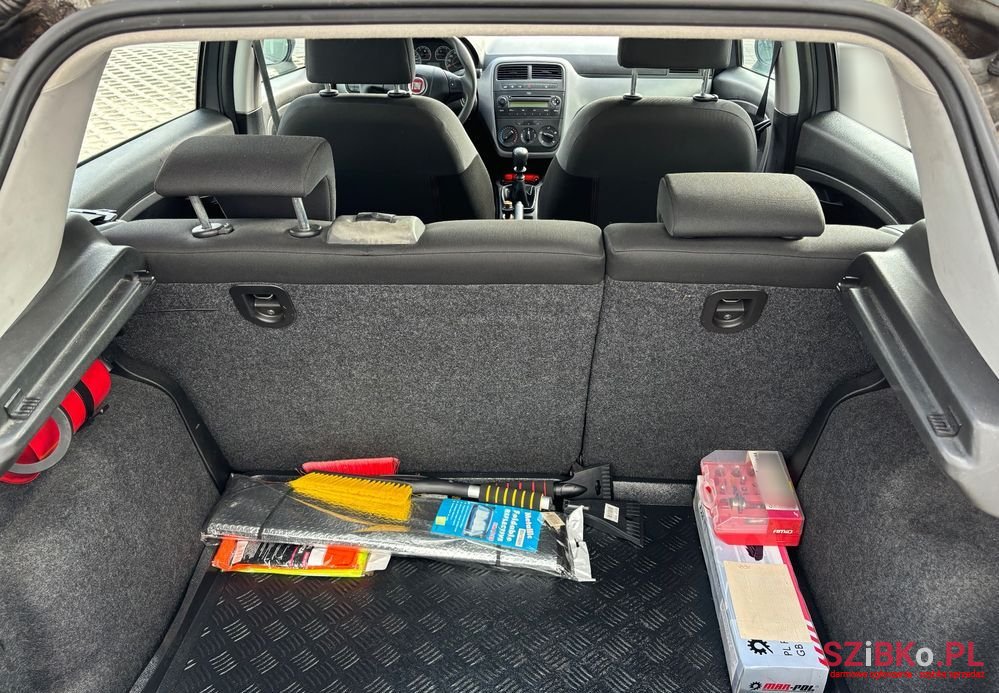 2011' Fiat Punto photo #5