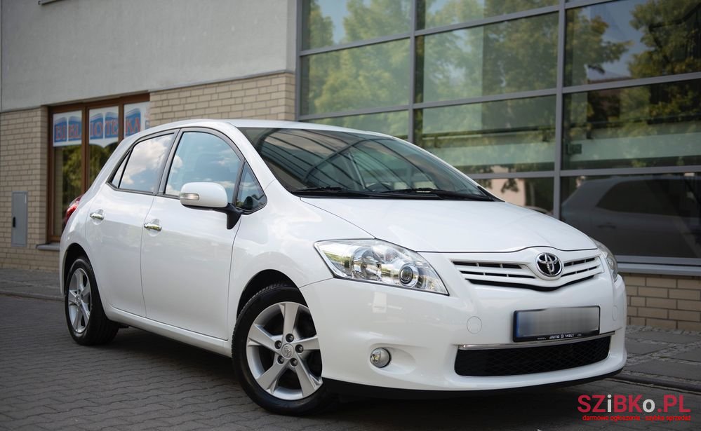 2011' Toyota Auris photo #1