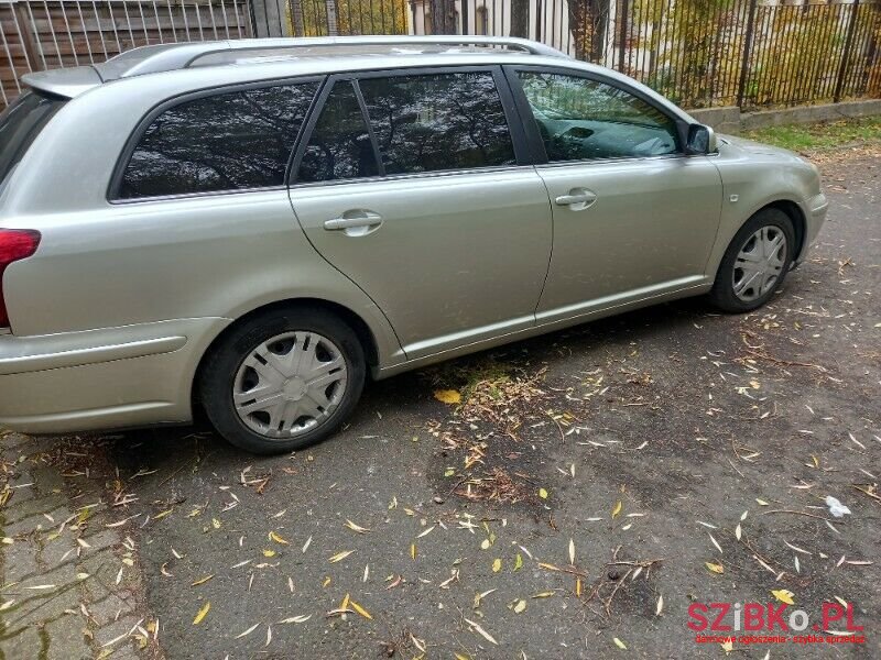 2004' Toyota Avensis photo #2