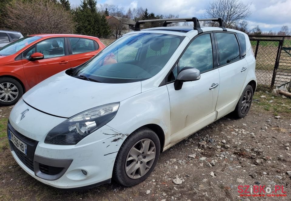 2011' Renault Scenic photo #2