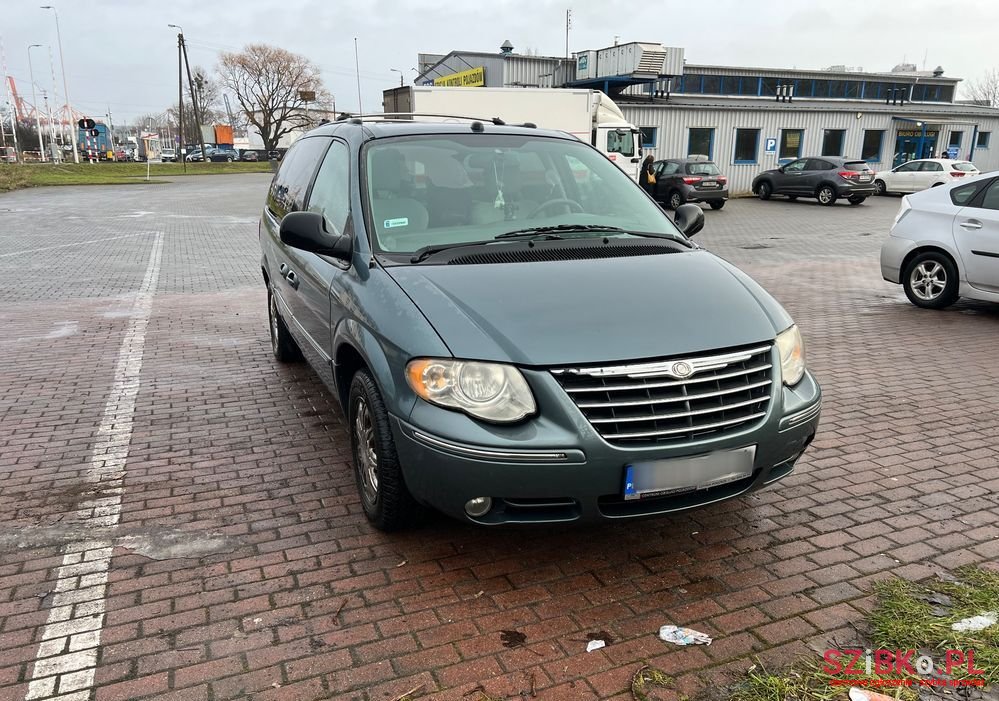 2005' Chrysler Town & Country 3.8 photo #1