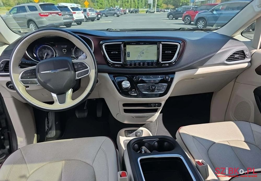 2018' Chrysler Pacifica photo #6