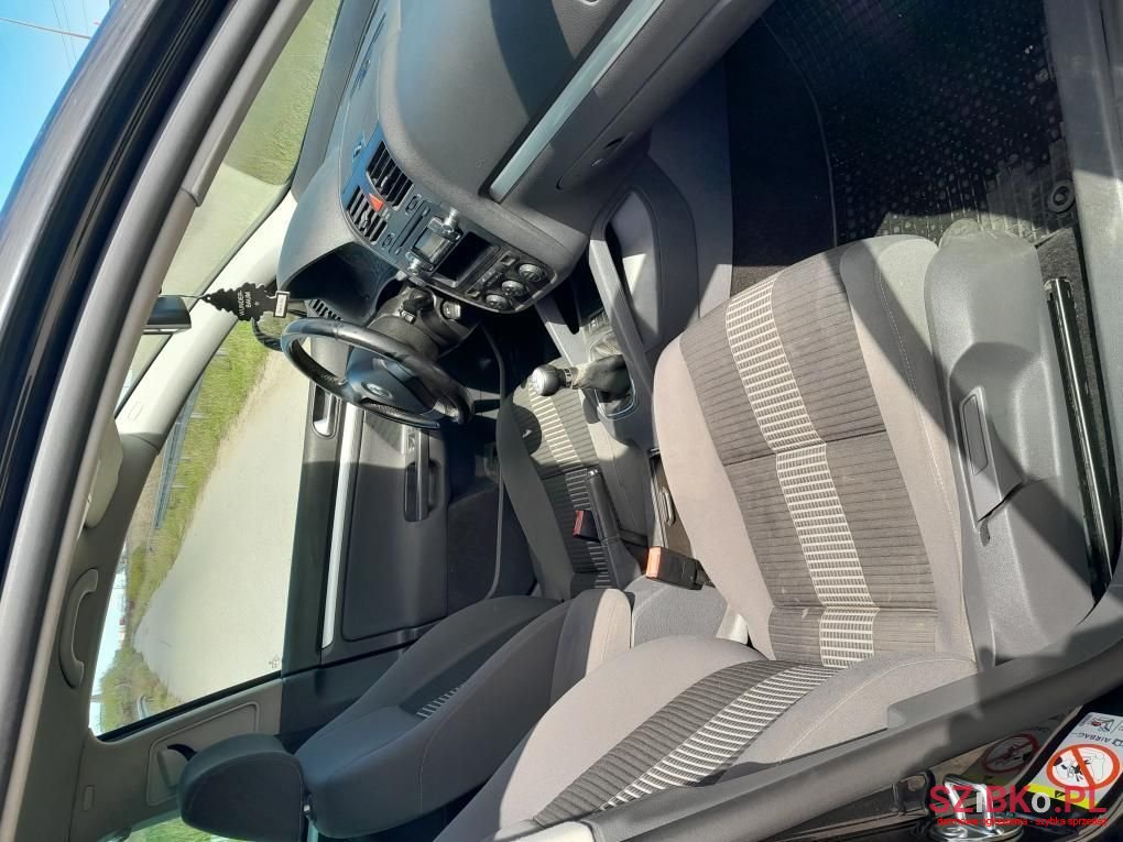 2008' Volkswagen Golf photo #2