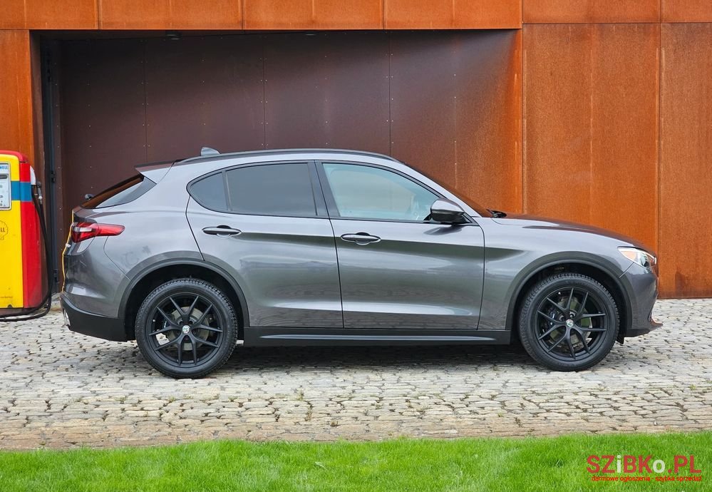 2018' Alfa Romeo Stelvio photo #5