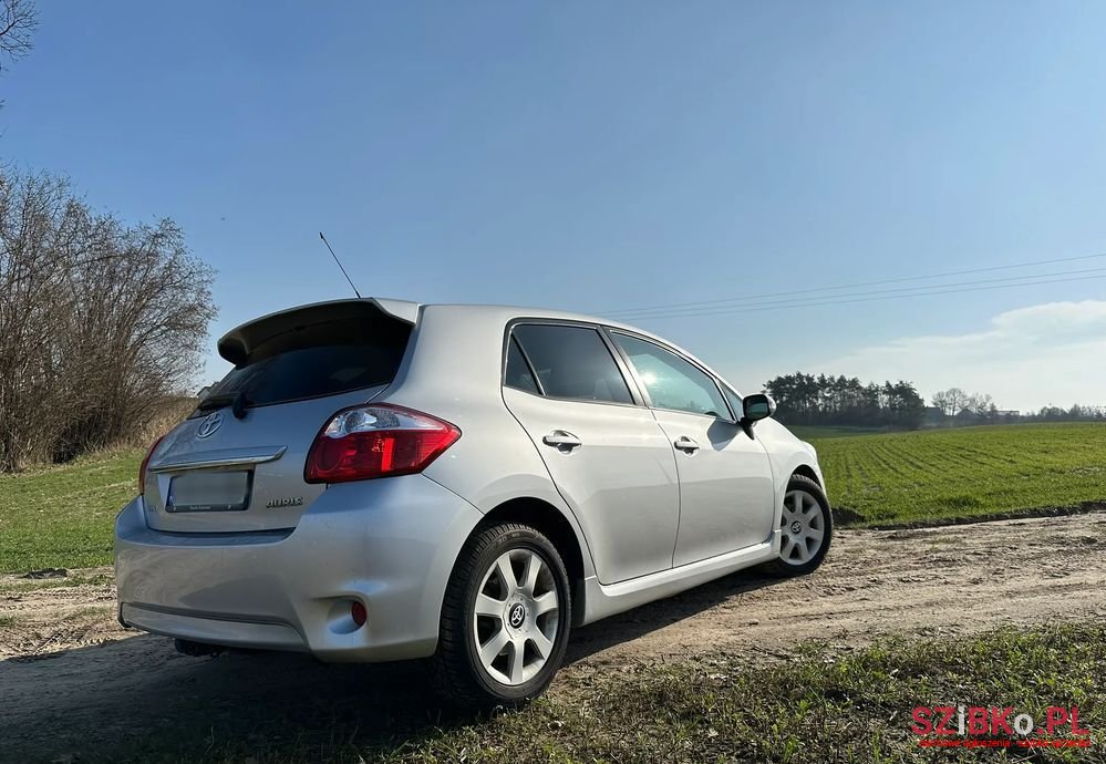 2012' Toyota Auris photo #4