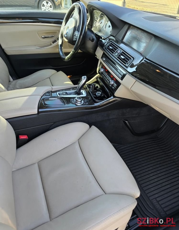2012' BMW 5 Series 525D Touring photo #5