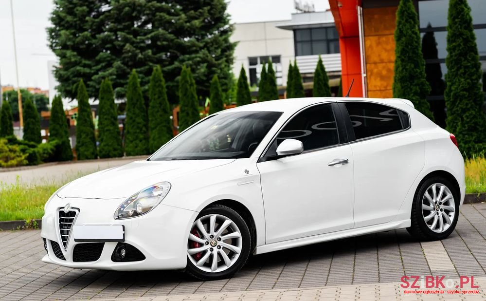 2012' Alfa Romeo Giulietta photo #3