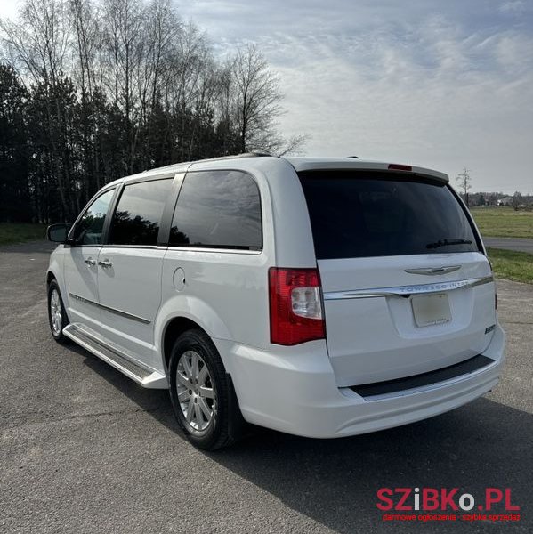 2016' Chrysler Town & Country 3.6 Touring photo #3