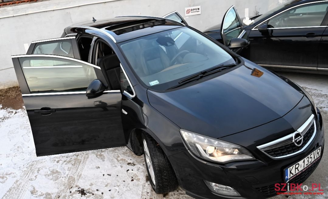 2011' Opel Astra photo #2