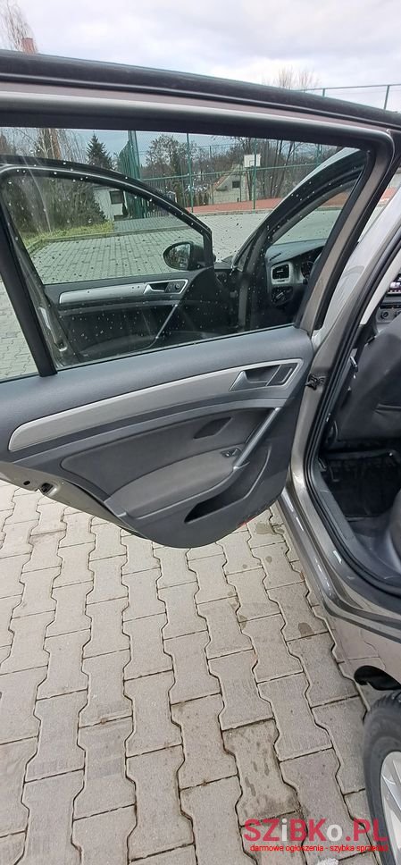 2015' Volkswagen Golf photo #3