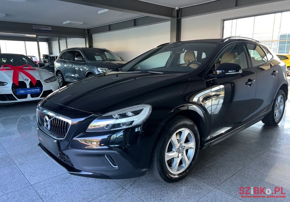 2018' Volvo V40 Cross Country photo #4