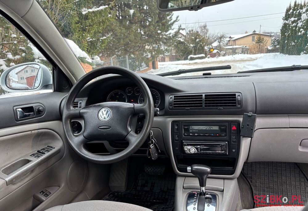 2004' Volkswagen Passat photo #6