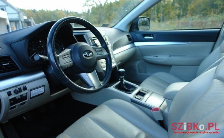 2011' Subaru Outback photo #2