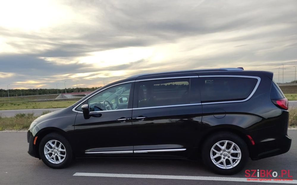 2020' Chrysler Pacifica photo #5