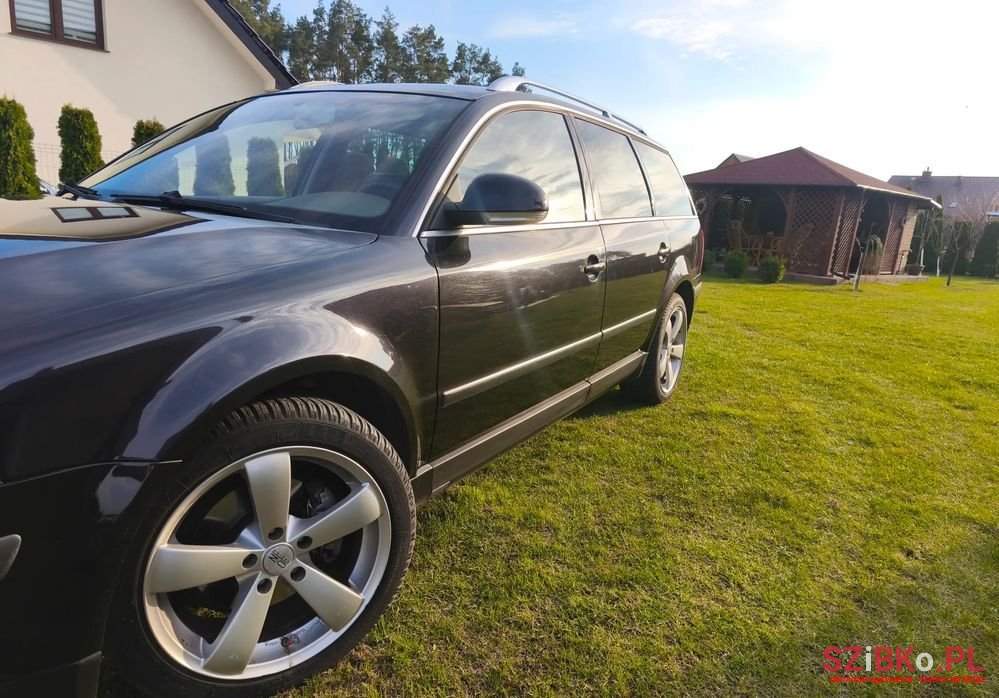 2004' Volkswagen Passat photo #2