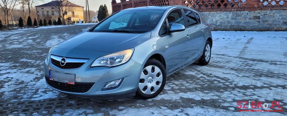 2012' Opel Astra photo #1