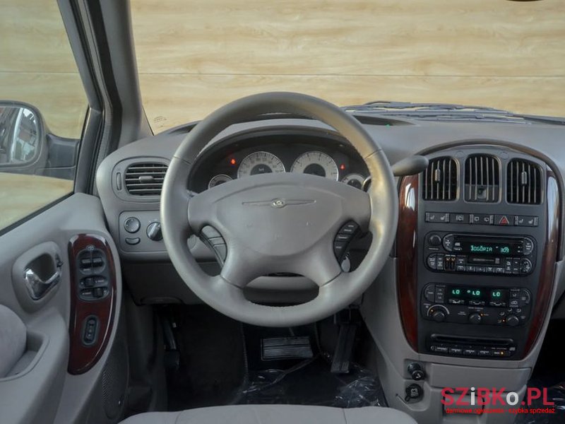 2001' Chrysler Grand Voyager photo #3