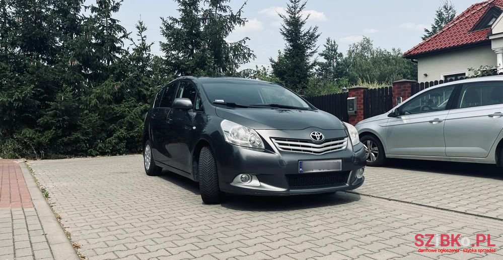 2010' Toyota Verso 2.0 D-4D photo #3