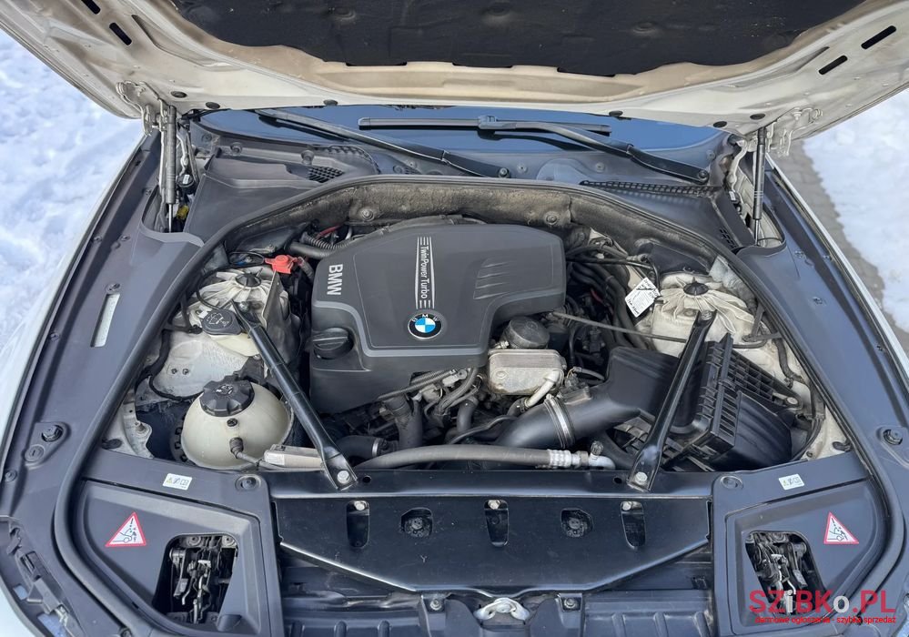 2012' BMW 5 Series 528I Xdrive photo #5