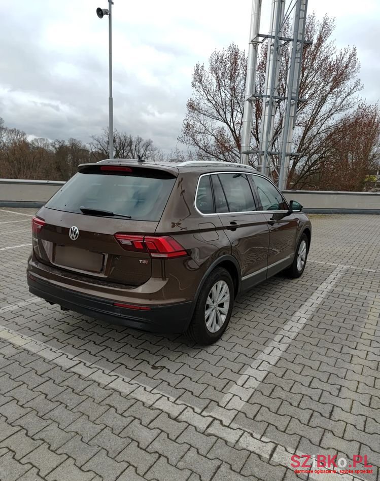 2016' Volkswagen Tiguan photo #5