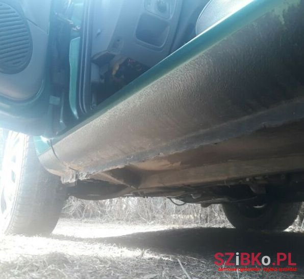 2001' Renault Clio photo #1