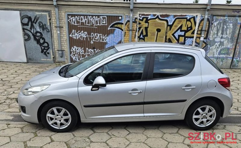 2010' Peugeot 207 1.4 16V Trendy photo #2