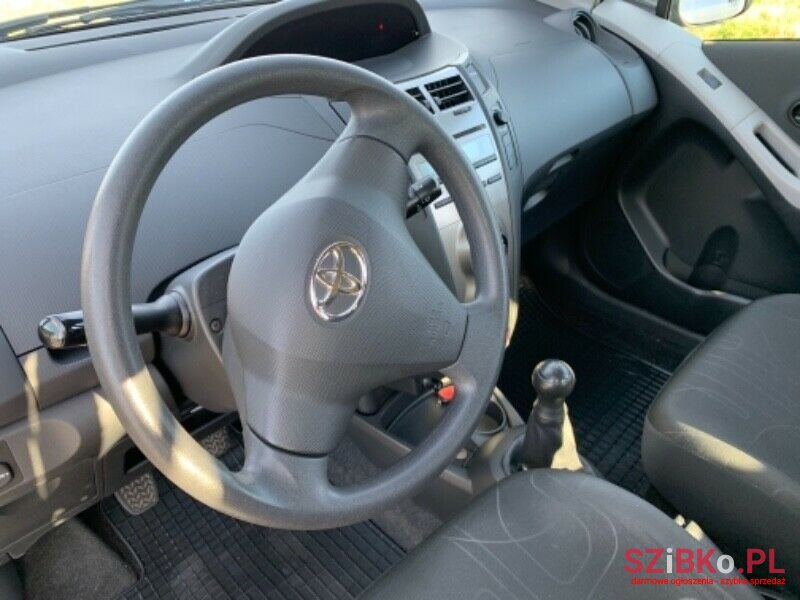 2009' Toyota Yaris photo #4