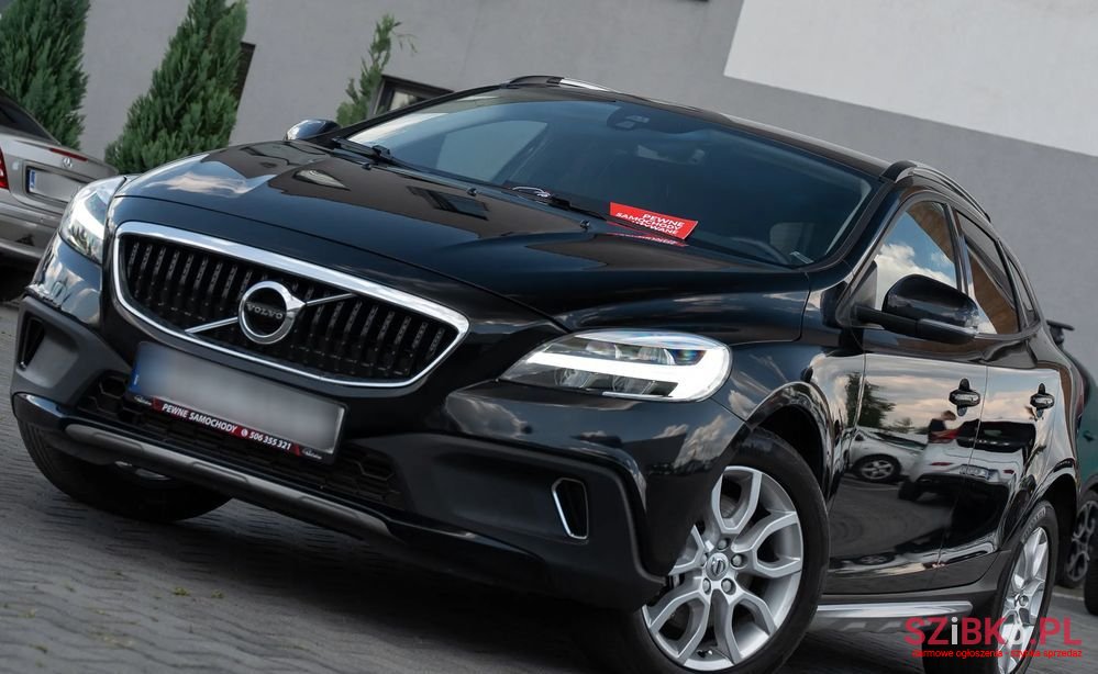 2017' Volvo V40 Cross Country photo #1