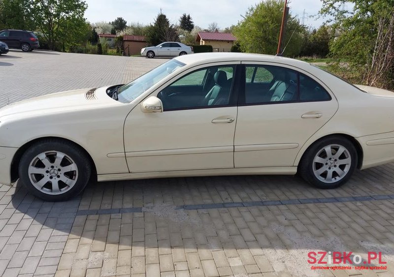 2008' Mercedes-Benz E-Class 200 Cdi photo #3