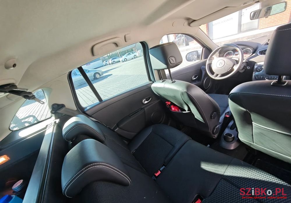 2010' Renault Clio photo #6