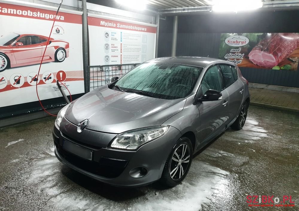 2011' Renault Megane photo #2