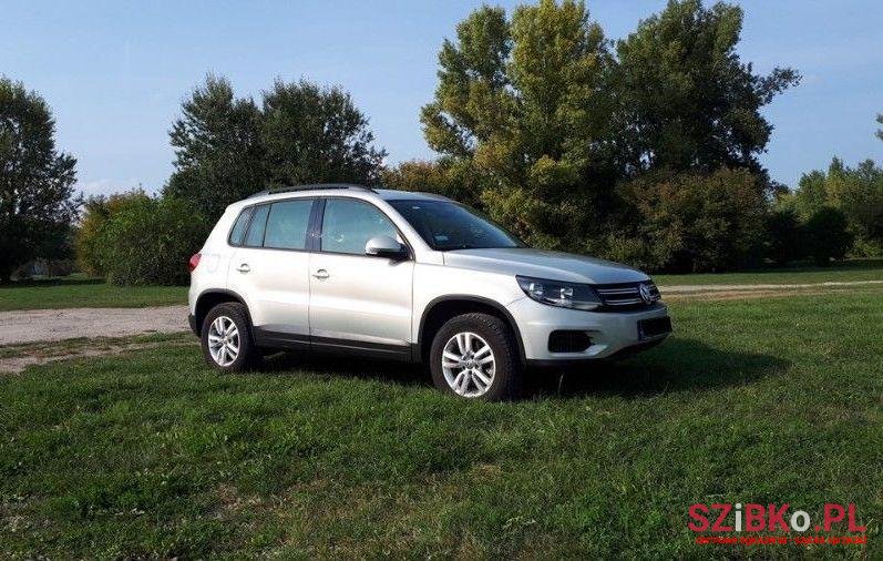 2015' Volkswagen Tiguan photo #2