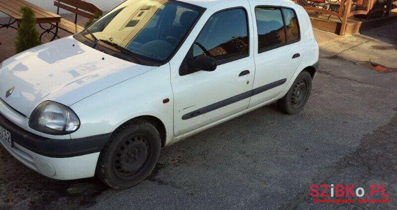 2001' Renault Clio photo #1