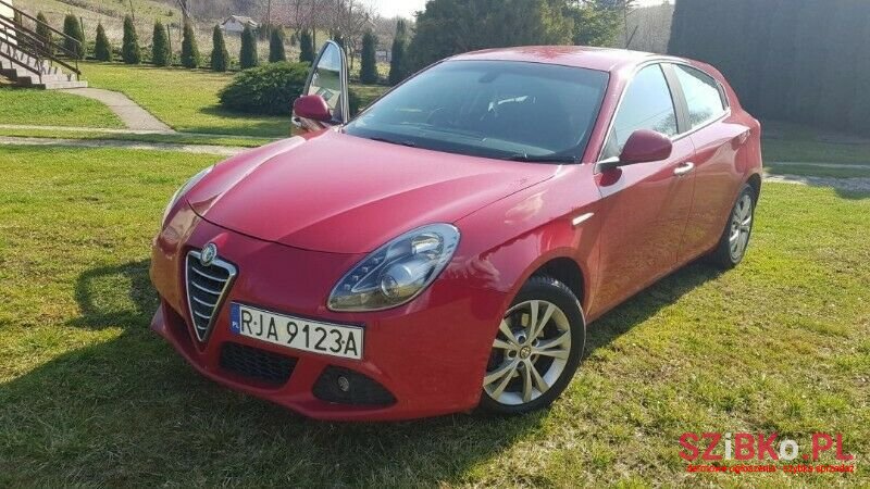 2011' Alfa Romeo Giulietta photo #5