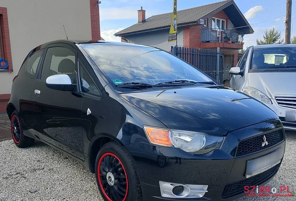 2009' Mitsubishi Colt photo #2