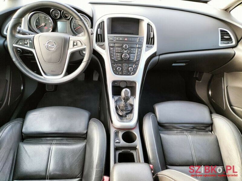 2010' Opel Astra photo #4