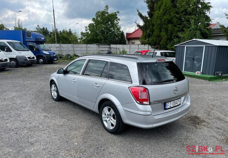 2010' Opel Astra photo #2