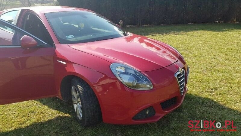 2011' Alfa Romeo Giulietta photo #2