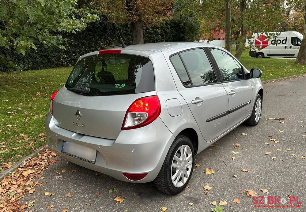 2011' Renault Clio photo #6