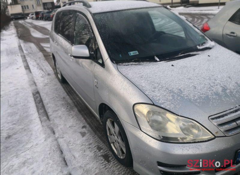 2004' Toyota Avensis photo #1