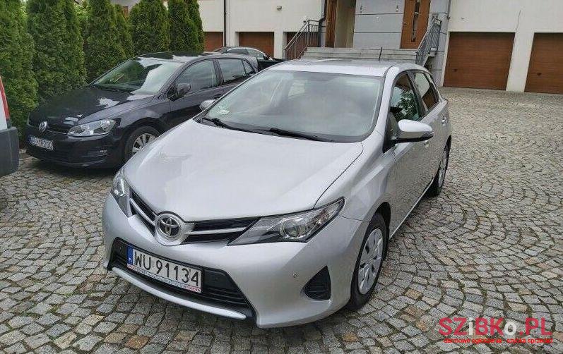 2013' Toyota Auris photo #1