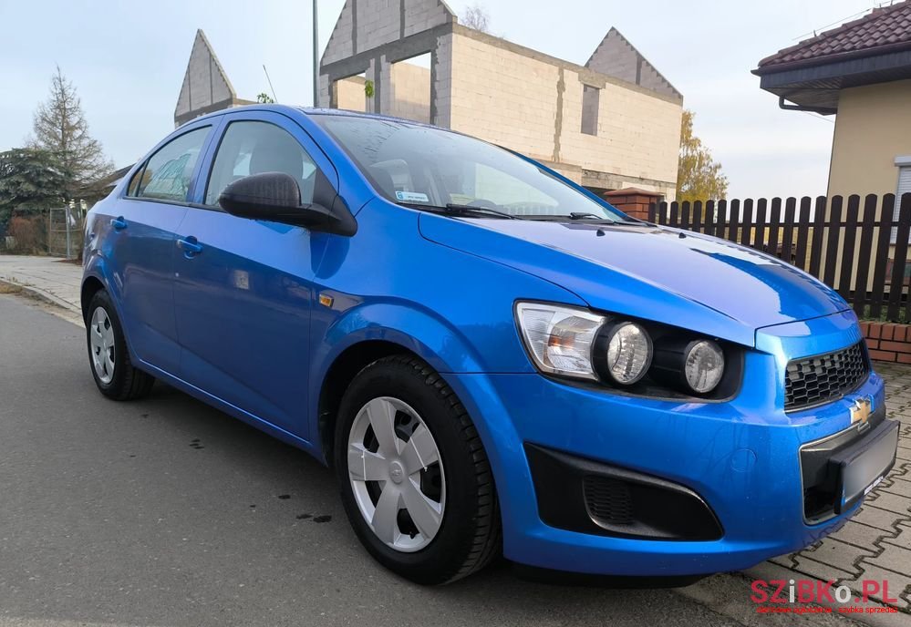 2013' Chevrolet Aveo Ver-1-2-Lt photo #2