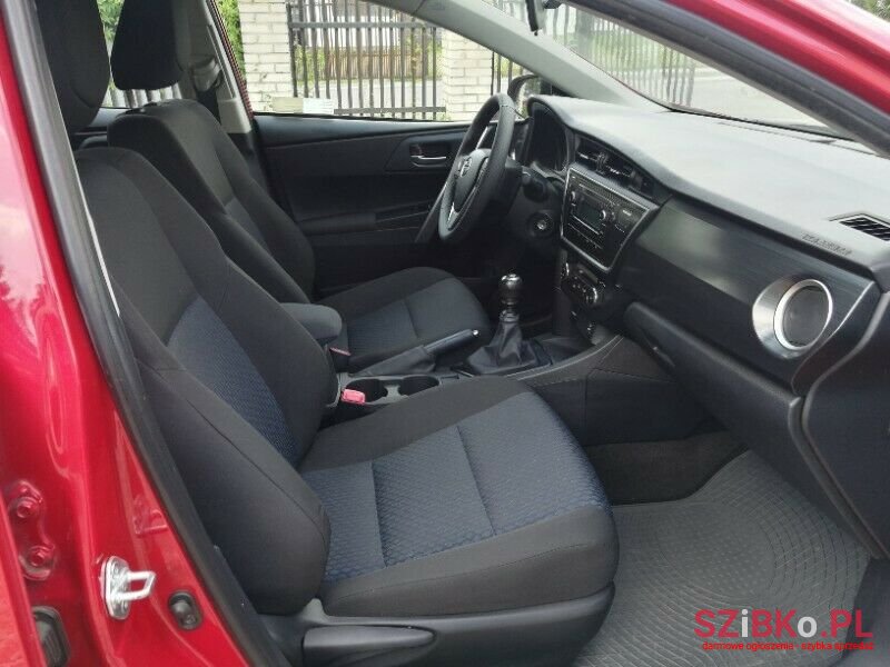 2013' Toyota Auris photo #2