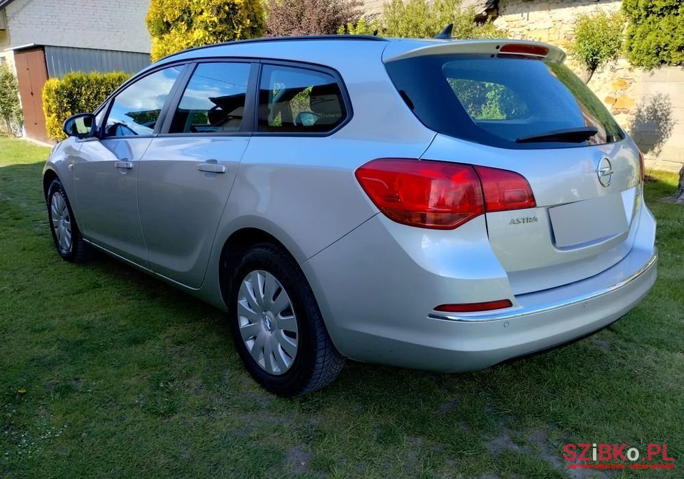 2012' Opel Astra photo #6