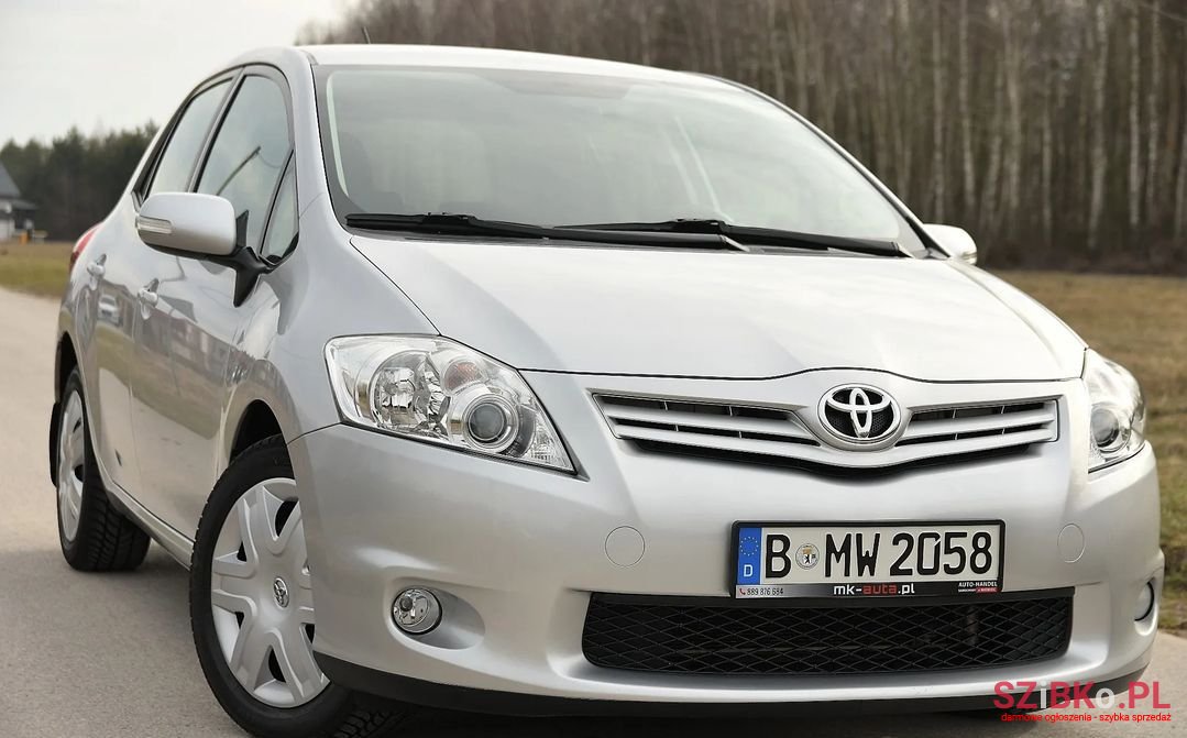 2010' Toyota Auris photo #2