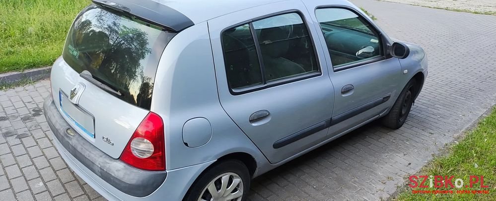 2004' Renault Clio 1.4 16V Privilege photo #3